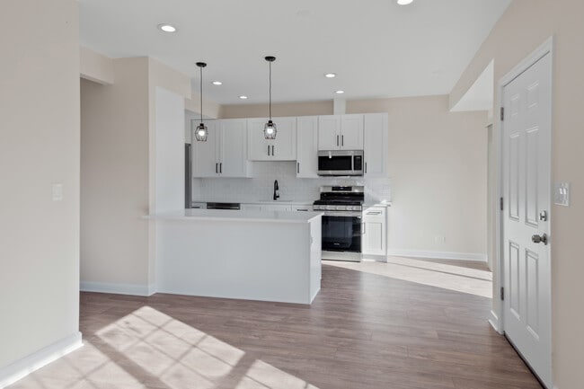 Building Photo - 546 W Parkside Dr