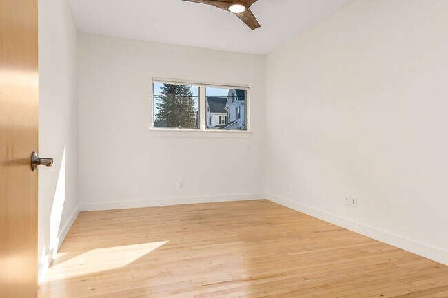 Building Photo - 677 Dennett St