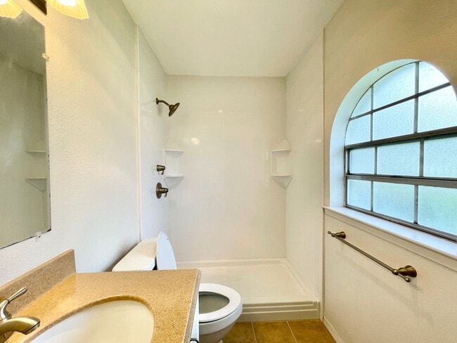 Building Photo - Gorgeous 3/2 recently renovated in homey neighborhood