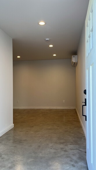 Building Photo - 216 N Burlington Ave