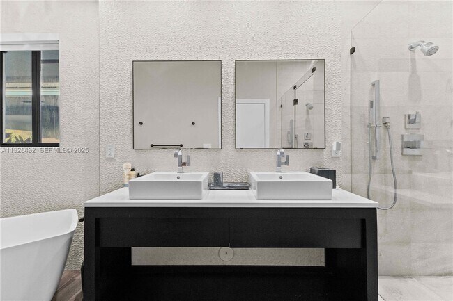 Building Photo - 9040 SW 110th Ave