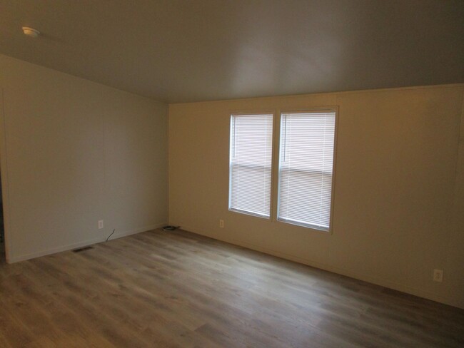 Building Photo - 3 Bedroom, 2 Bathroom Updated Home South o...