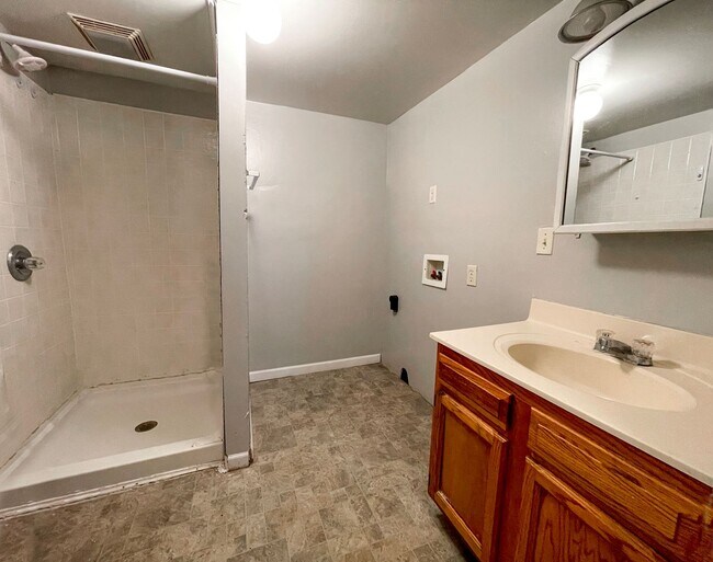 Building Photo - Washer and Dryer Hook Ups