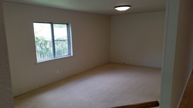 Building Photo - 3 bedroom 1 and 3/4 bathroom