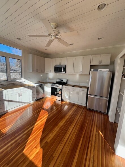 Building Photo - 49 Beacon St