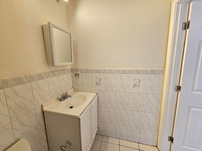 Building Photo - Sunny 2 Bed / 1 Bath Condo with Private Ba...