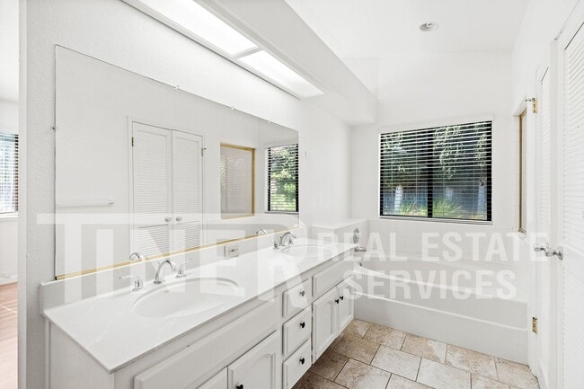 Building Photo - 8501 Yellowtail Way