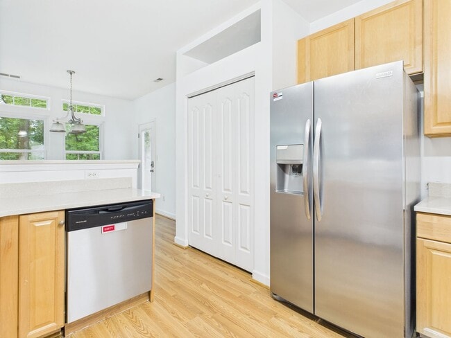 Building Photo - Stunning 4-Bedroom, 2.5-Bathroom Home in t...