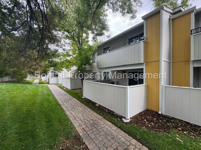 Building Photo - 400 S Saliman Rd