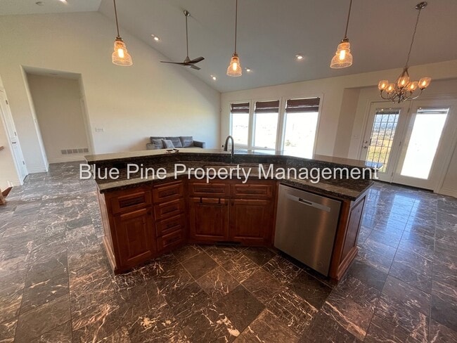 Building Photo - 8426 S Black Hawk Dr