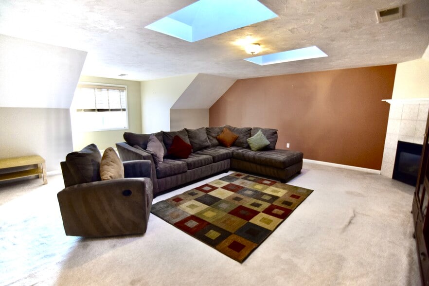 Building Photo - 172 Edgehill Rd