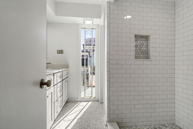 Building Photo - Newly Renovated 3BD/2BA Penthouse, 1/2 Blo...