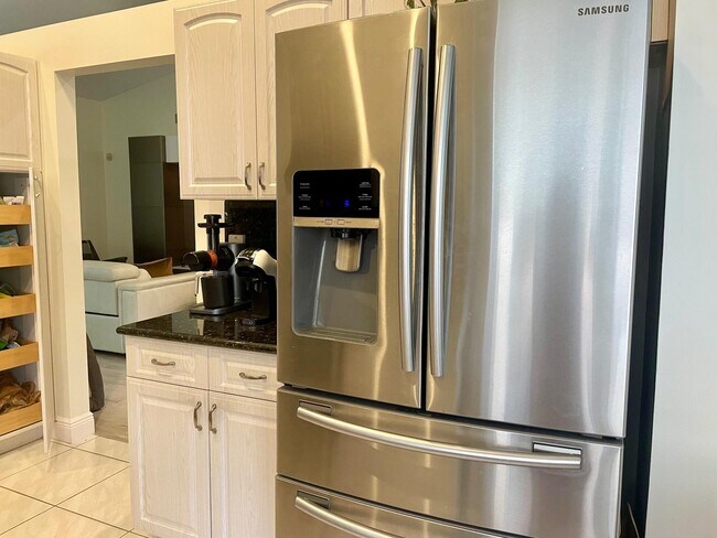 Building Photo - 9709 Shadybrook Dr