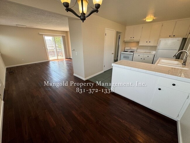 Building Photo - Great Home Located In Seaside Neighborhood with Fenced Back Yard!