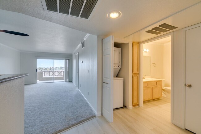 Building Photo - GORGEOUS 2 BEDROOMS UNIT*UPGRADED*TONS OF ...