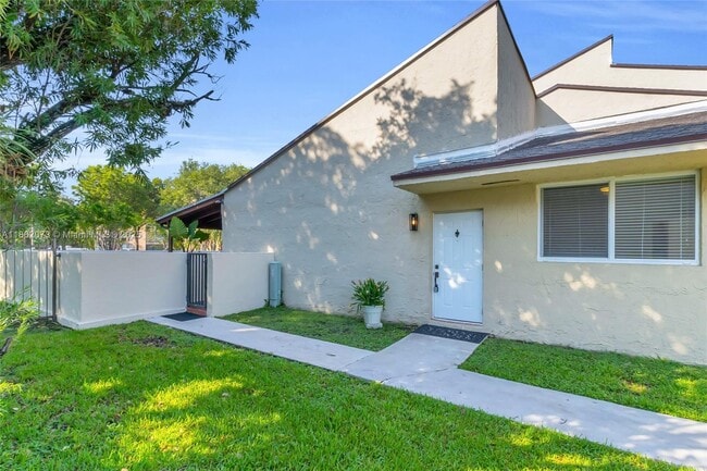 Building Photo - 9131 Fontainebleau Blvd