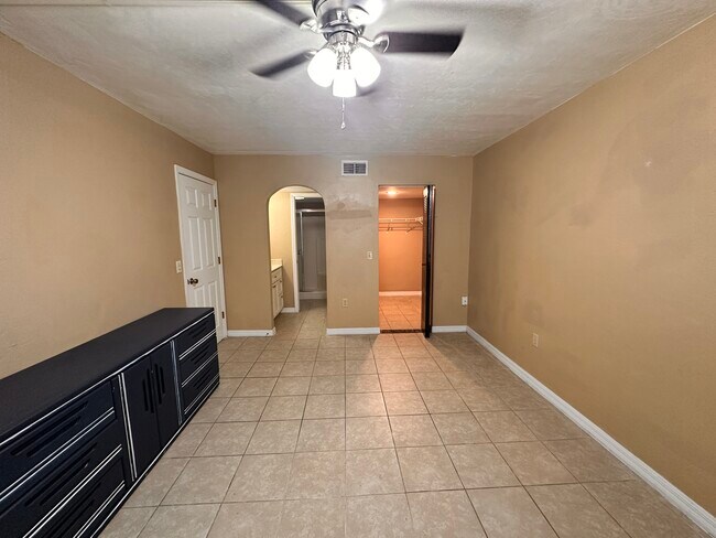 Building Photo - 4310 Santa Barbara Blvd