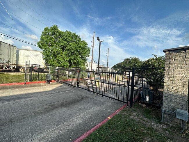 Building Photo - 206 Plaza Verde Dr