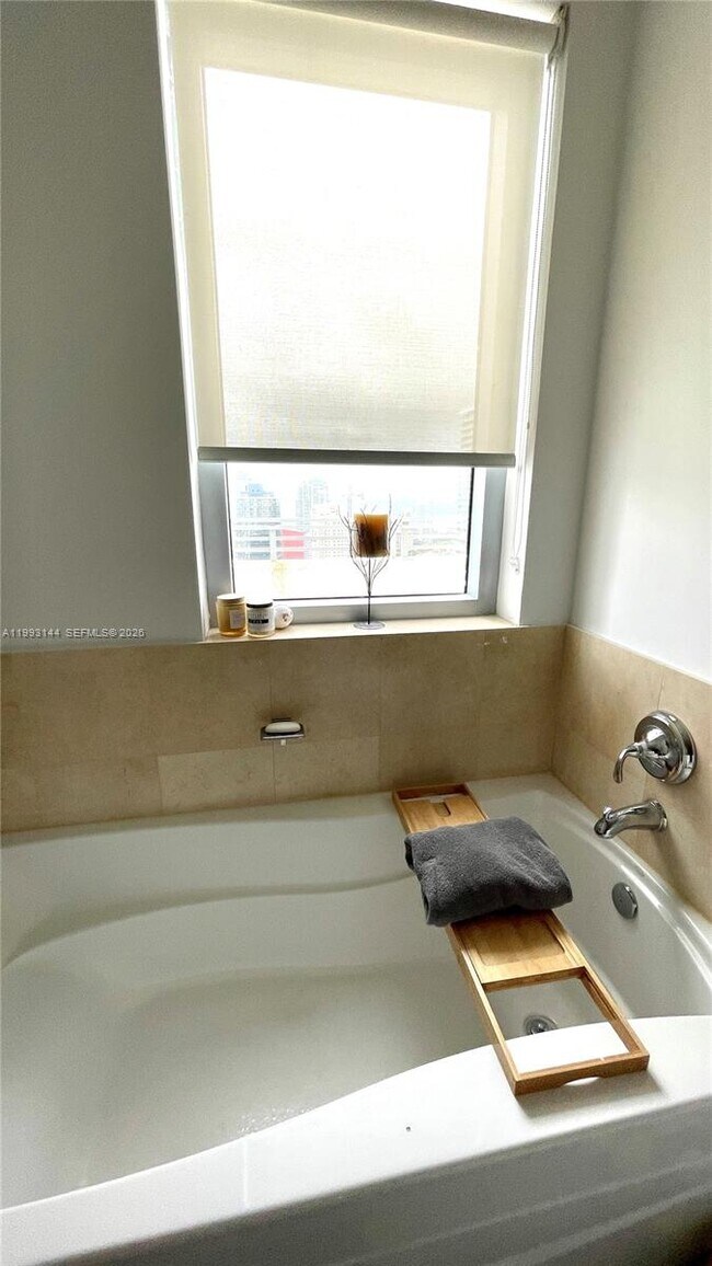 Building Photo - 1060 Brickell Ave