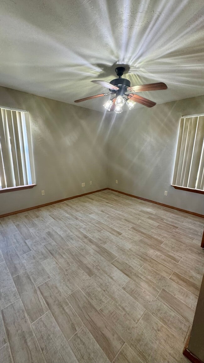 Building Photo - 322 Pinehurst Dr