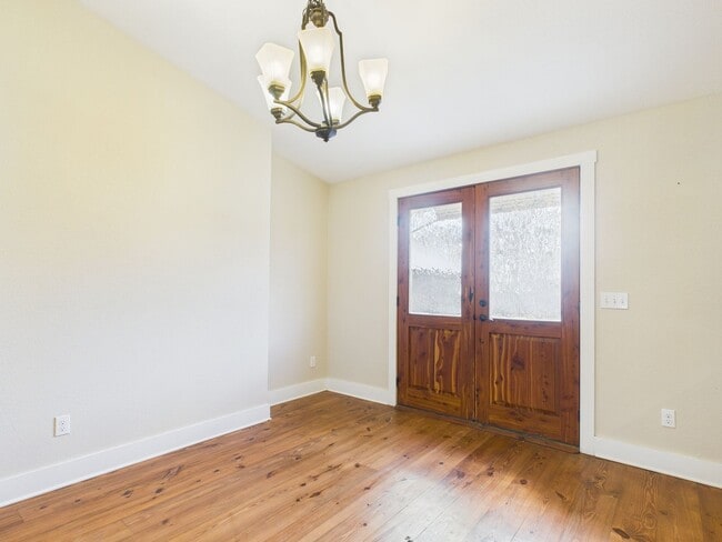 Building Photo - Adorable Bunglow