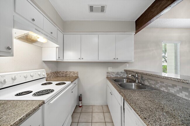 Building Photo - 12980 Greenway Chase Ct