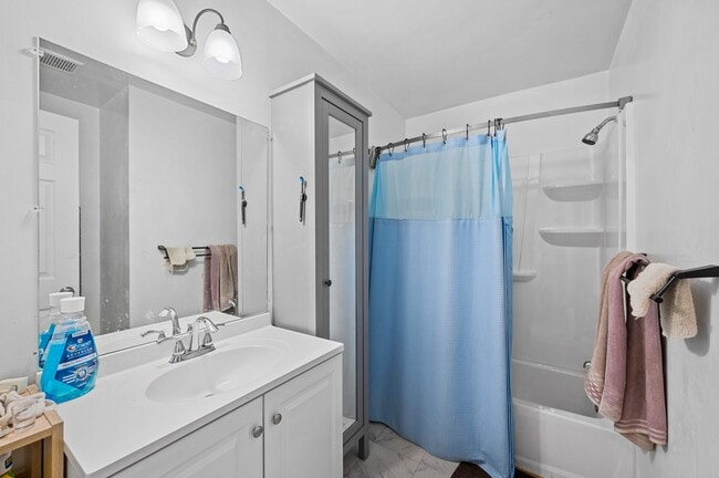 Building Photo - 4399 Hialeah Dr