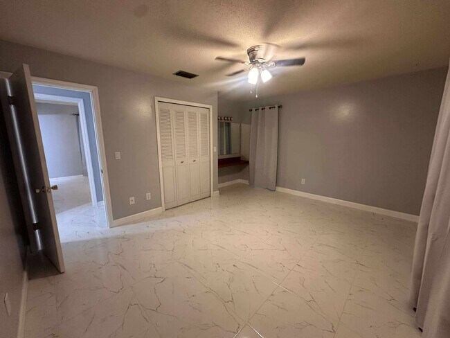 Building Photo - 1900 Manor Cir SE