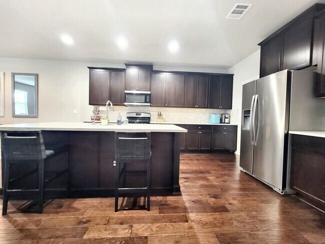 Building Photo - Beautiful 4 Bed / 2.5 Bath Home in Pfluger...