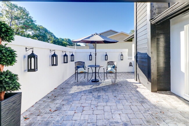 Building Photo - Fully Furnished 4-Bedroom Pool Home with Golf Course Views in Northdale