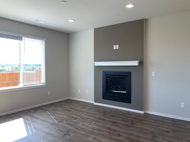Building Photo - GORGEOUS 5BD, 3BA, 2-CAR GARAGE! AMENITIES...