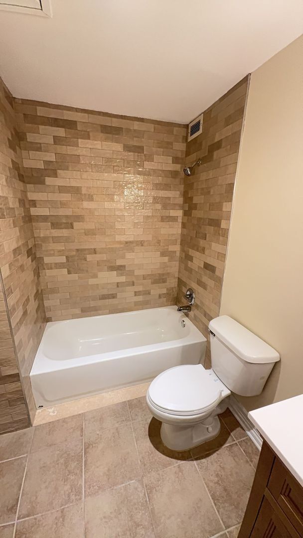 Building Photo - Newly Renovated Condo in the heart of Down...