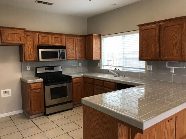 Building Photo - 3 Bedroom 2 Bathroom Home In Southwest Visalia with a Pool and SOLAR!