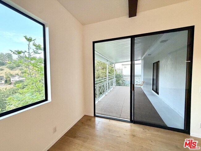 Building Photo - 8743 Hollywood Hills Rd