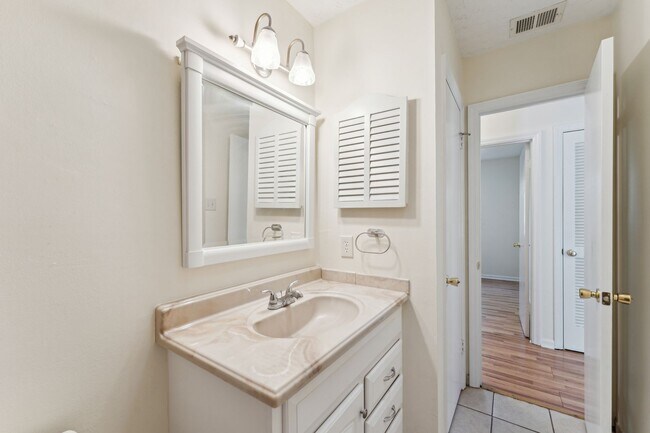 Building Photo - AVAILABLE NOW! (Pet Friendly)