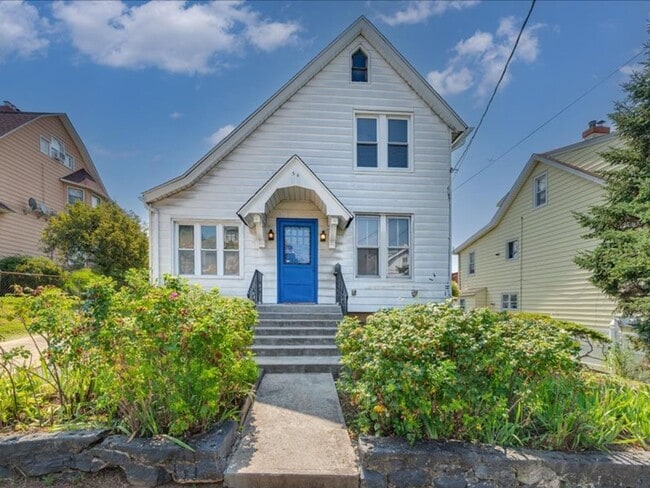 Primary Photo - Spacious Pet Friendly 4 Bedroom Rental in ...