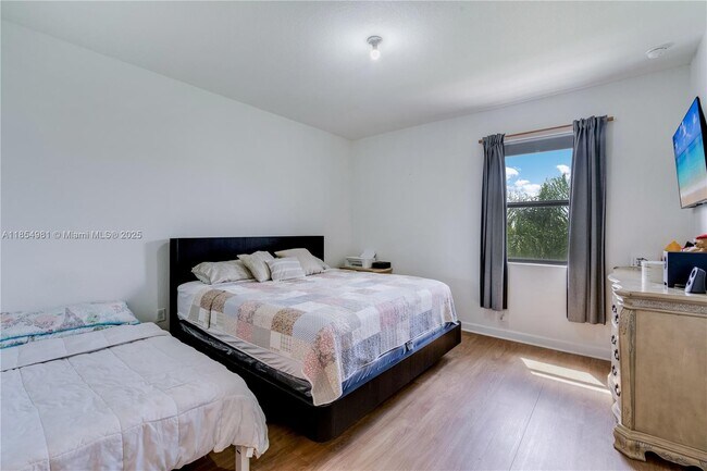 Building Photo - 1150 SW 6th Ave