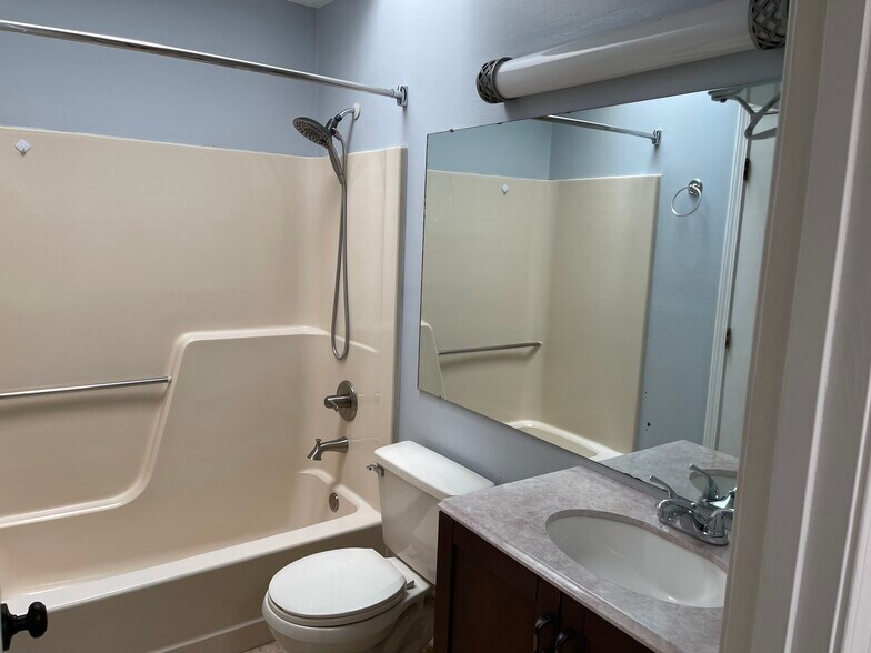 FULL BATH 2ND LEVEL - 2910 Tree Swallow Rd