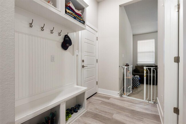 Building Photo - 2212 Prairie Oaks Dr