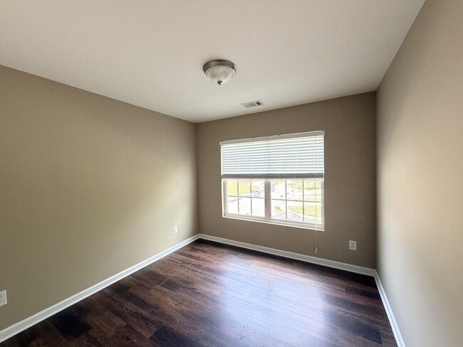Building Photo - 3329 Fernview Dr