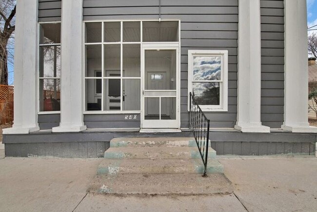 Building Photo - Renovated 2 Bedroom in Downtown Victorian Complex
