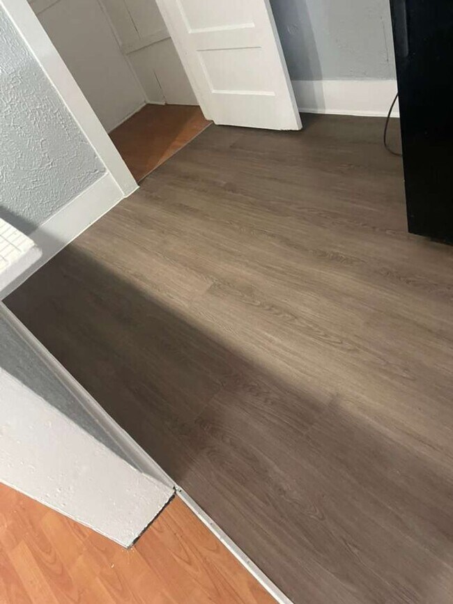 Building Photo - Beautiful One Bedroom One Bath- AVAILABLE FOR IMMEDIATE MOVE IN!!