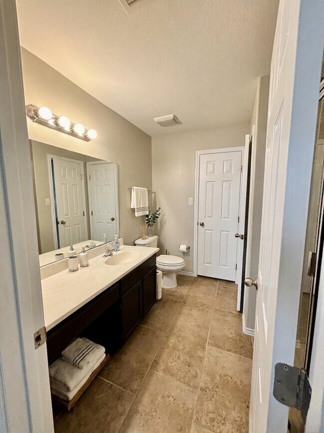 Building Photo - 11221 Sierra Gorda Dr
