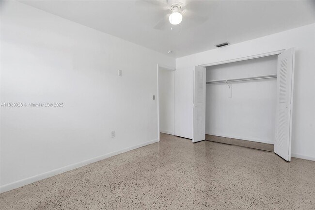 Building Photo - 559 SW 10th St