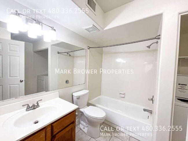 Building Photo - 5262 W Fairview St