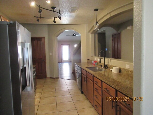 Building Photo - Massive 5Bed, 4Bath, 2Story Home Located i...