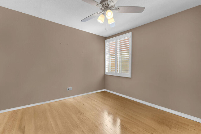 Building Photo - 400 N Sunrise Way