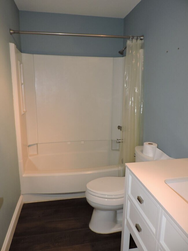 Building Photo - Convenient to schools, beaches & shopping.