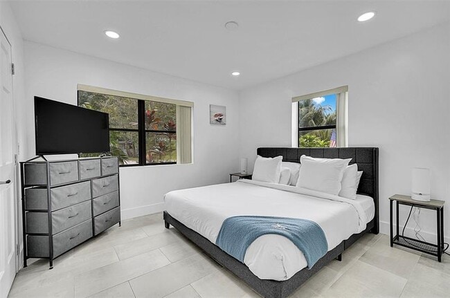 Building Photo - 400 NE 26th Dr