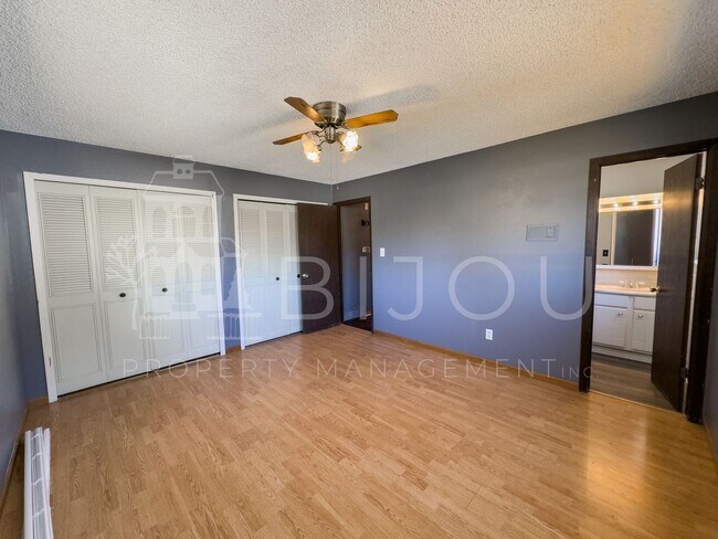 Building Photo - Large Main Level Living